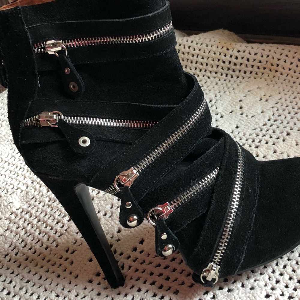 Gorgeous suede leather zip boots